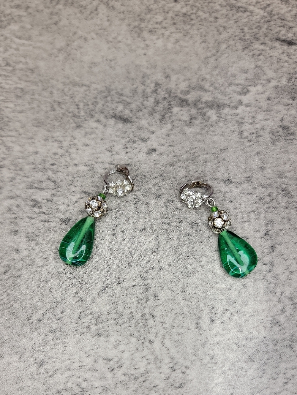 Vintage green bead and rhinestones clip on dangle earrings - Picture 3 of 7